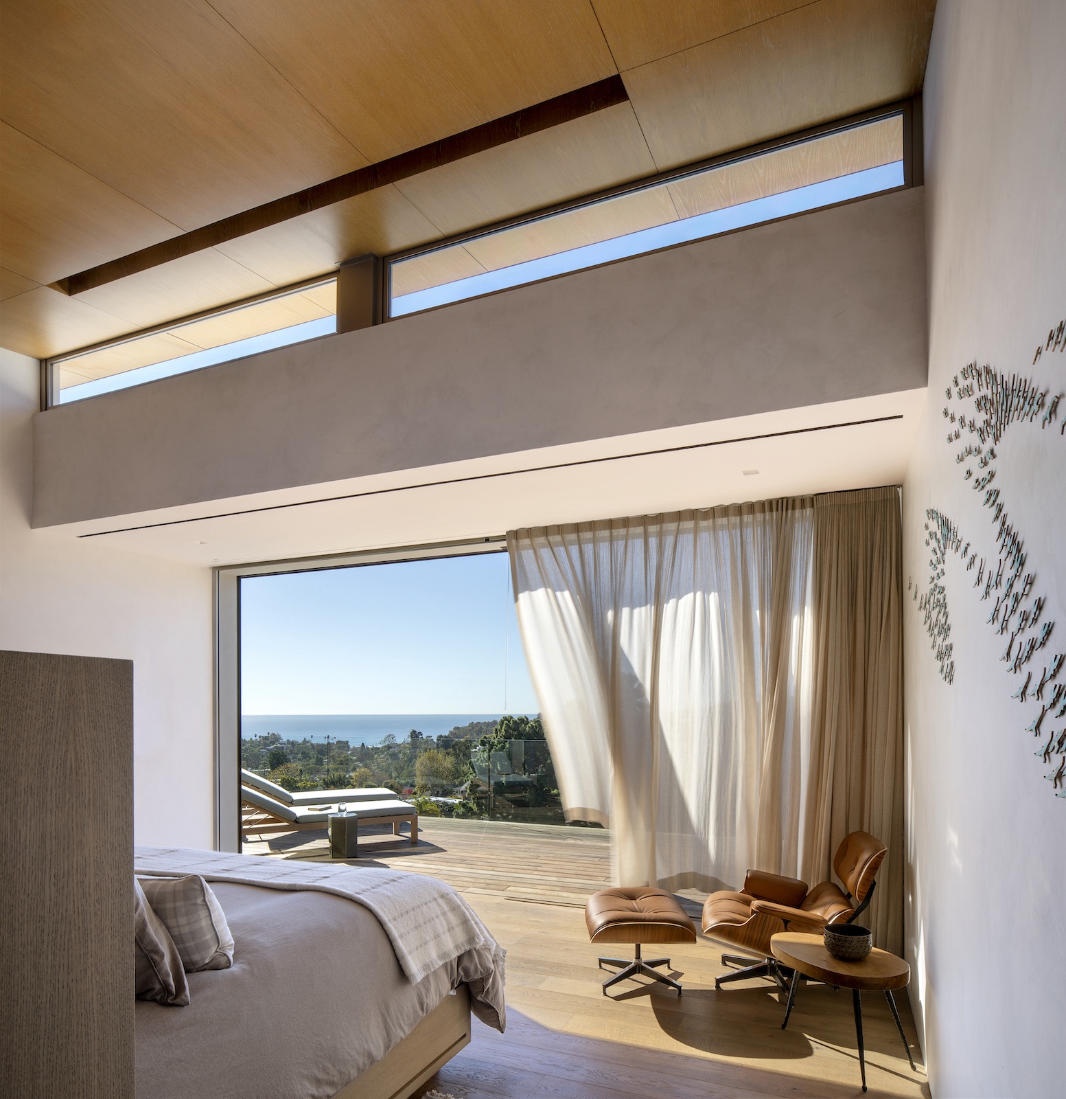 Bedroom with open blacony